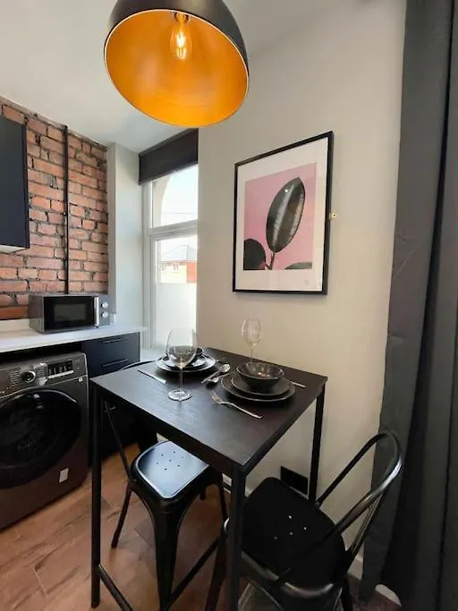Stylish Central Apartment For 2 People Free Parking Cardiff
